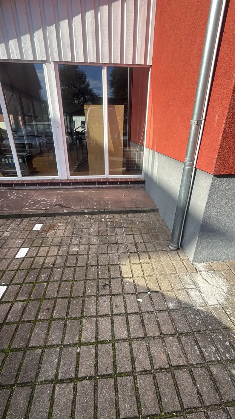 Derselbe Platz vor dem Gebäude nach der Abholung: Pflaster frei